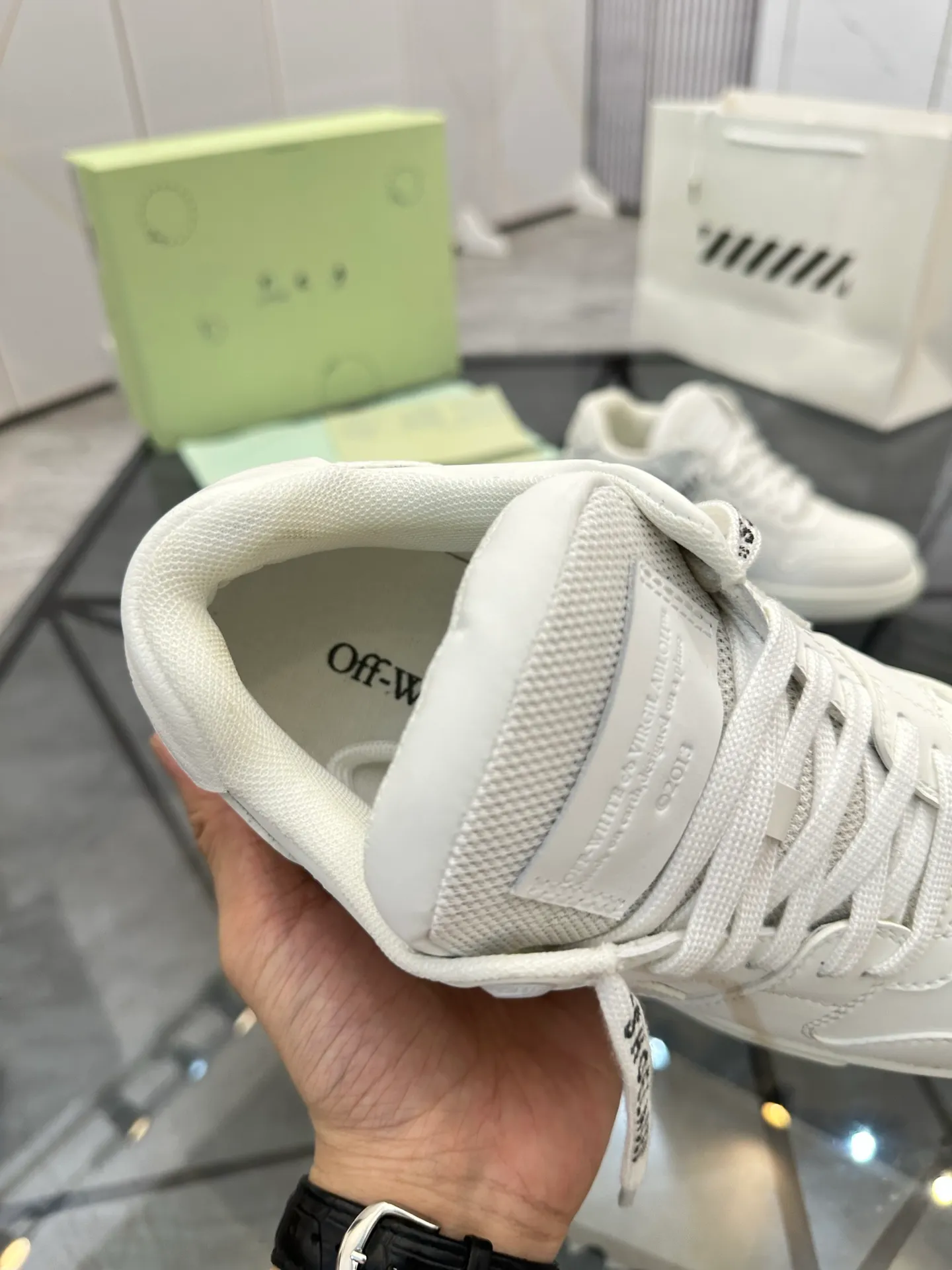 Selling men's shoes 💰: 💰P560¥ High-end top quality (leather buckle plus 10) Product trademark: OFF WHITE * "OFF WHITE*" low-top casual shoes Regular size: 35-45 (can be customized to 46) Couple style Product material: imported first-layer cowhide leather upper, breathable lining, original outsole. No.: H203
